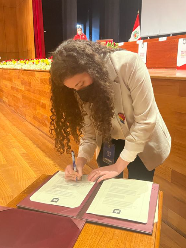 Nuestra directora ejecutiva, Pía Bravo Arenas, firmando el Pacto Ético Electoral